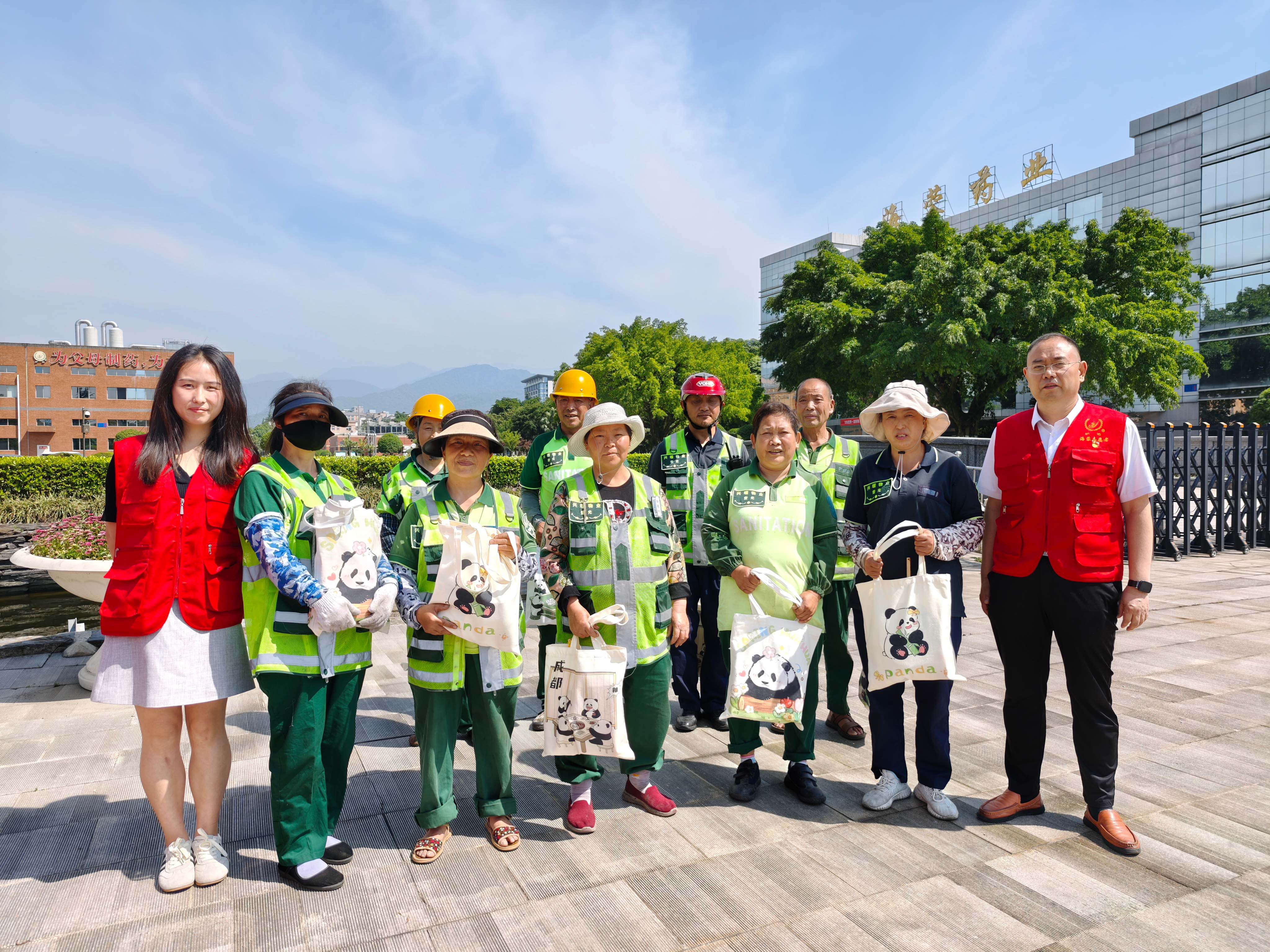 党建引领 | 开云官方版网站登录入口党（团）支部联合工会开展一线环卫工慰问活动